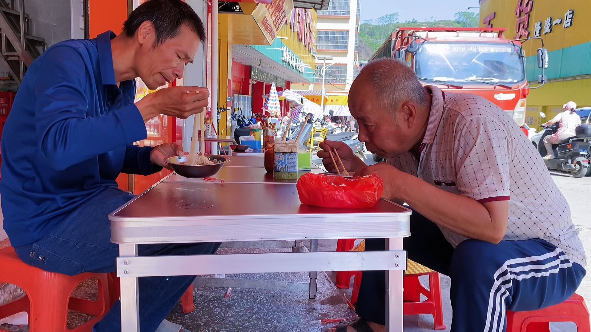 大爷来广西做客，小5带大爷去吃了当地最出名的小吃，看看大爷吃