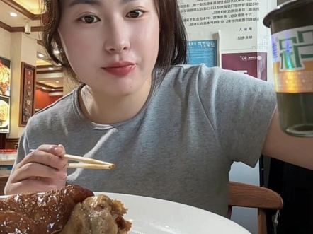 今天吃个大肘子#肘子饭 #微醺时刻 #下班后的快乐 #马尿酒