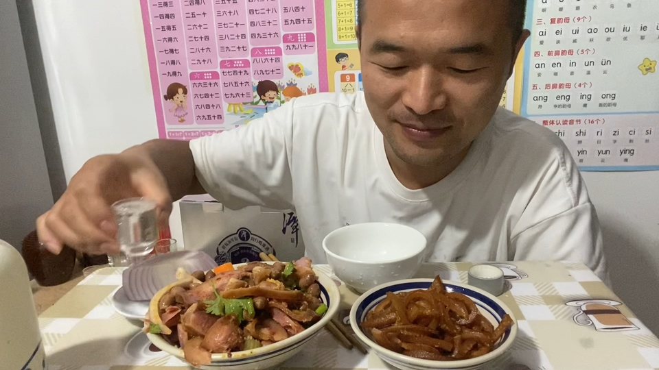 下班了，十块钱的猪皮，7️⃣块钱的猪头肉，三块钱的花生米，喝点