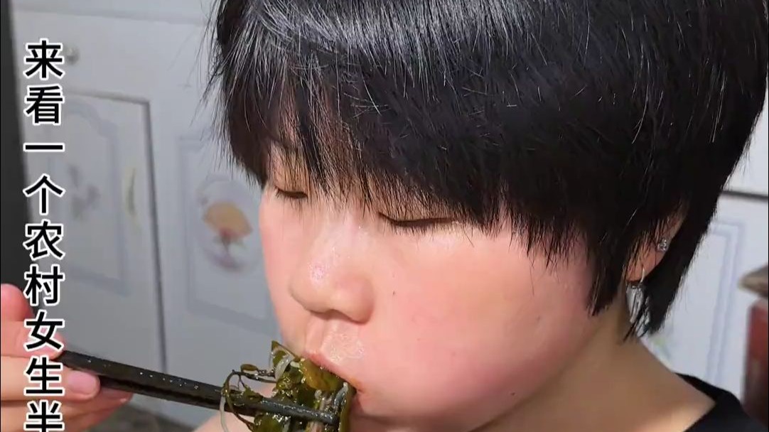 半夜饿了 煮个爆辣曹氏 再来两个毛巾卷