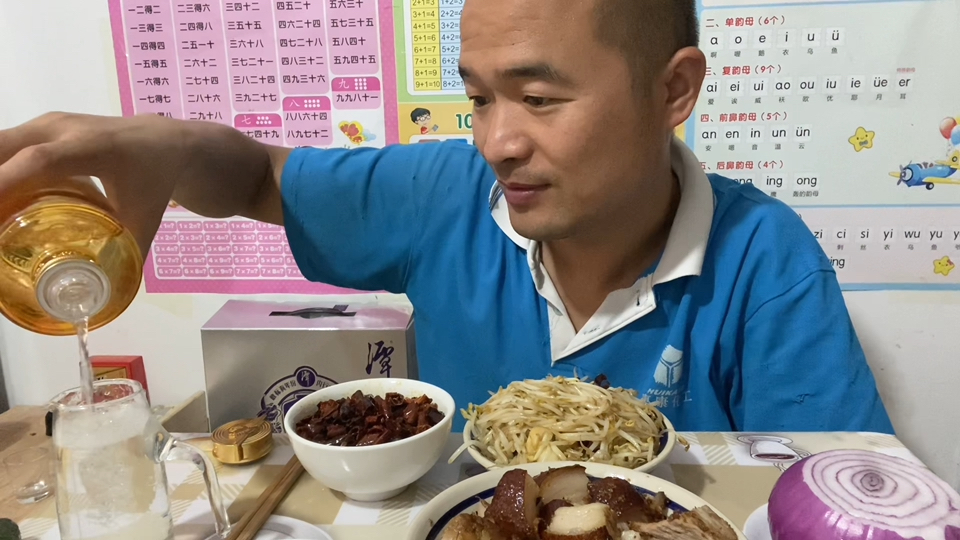 天热没胃口，切二斤脆皮五花肉，醋溜绿豆芽，简单喝点