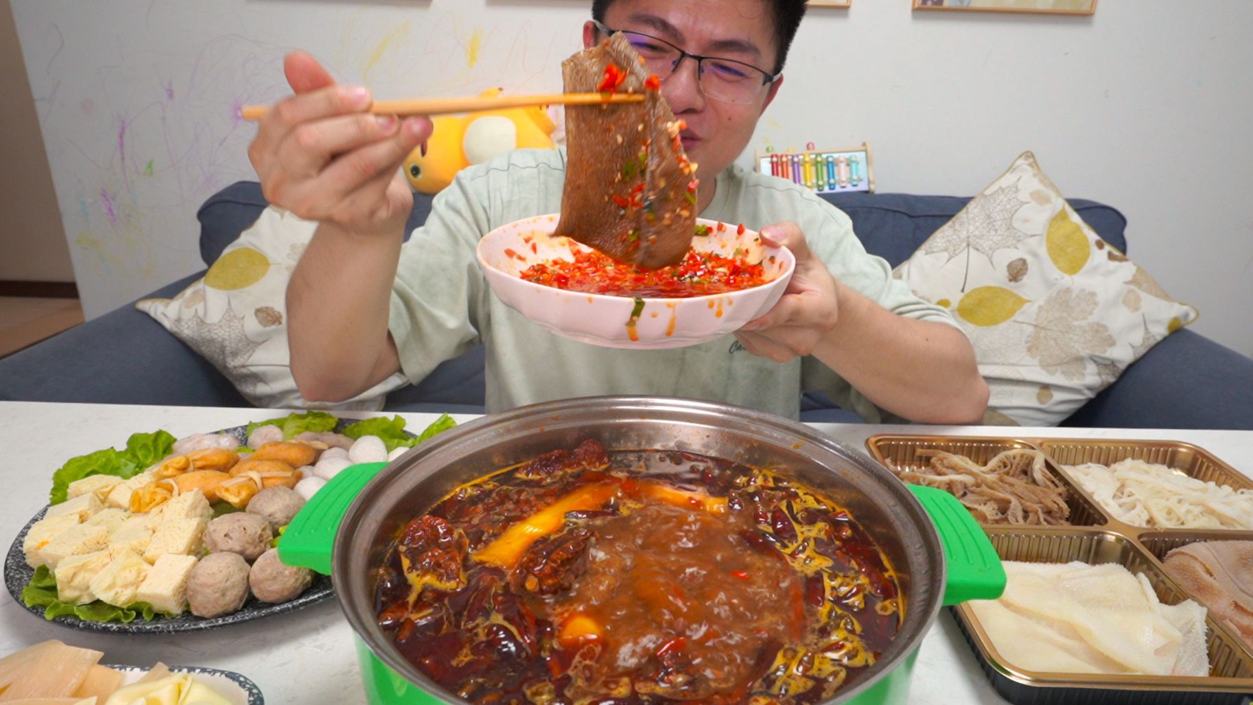 DIY一个魔鬼辣火锅，两种辣椒铺满锅底，一口下去汗直冒