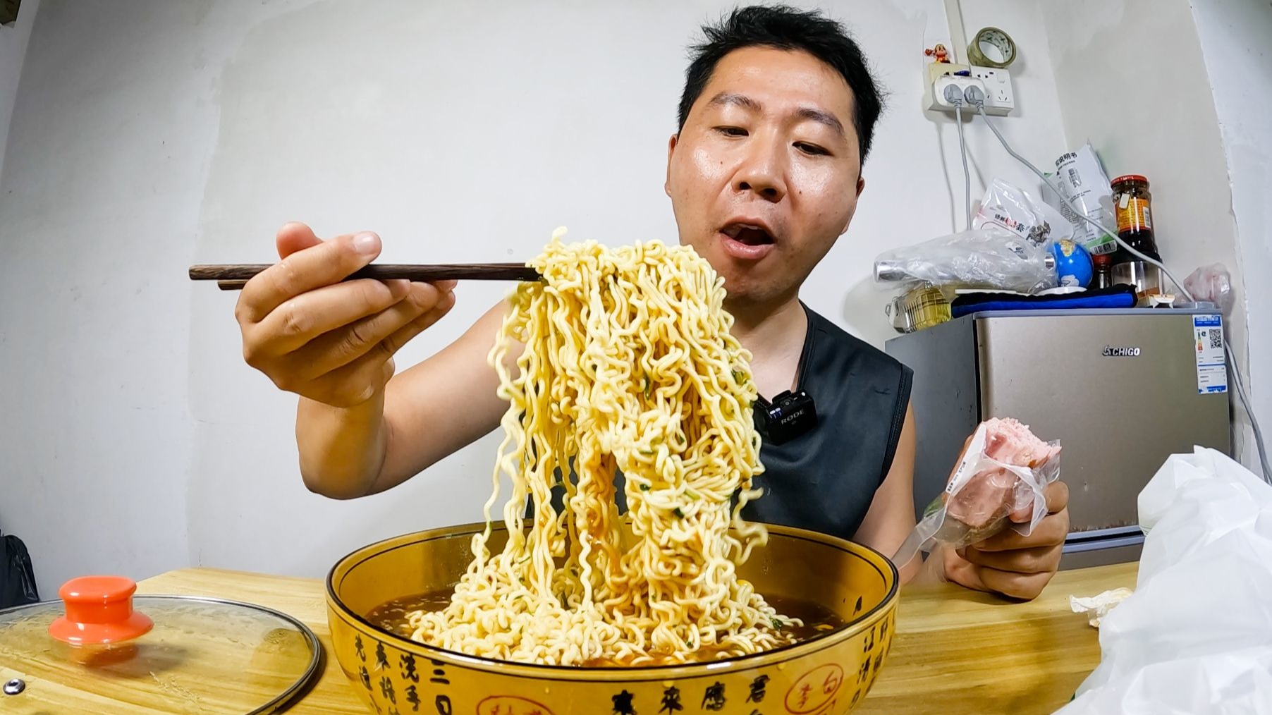 两包泡面配上方块烤火腿，小哥下班大口吃起来，香