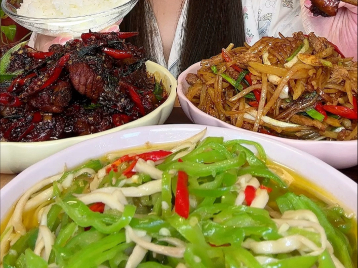 家常菜：香辣排骨、土豆丝炒肉丝、青椒杏鲍菇