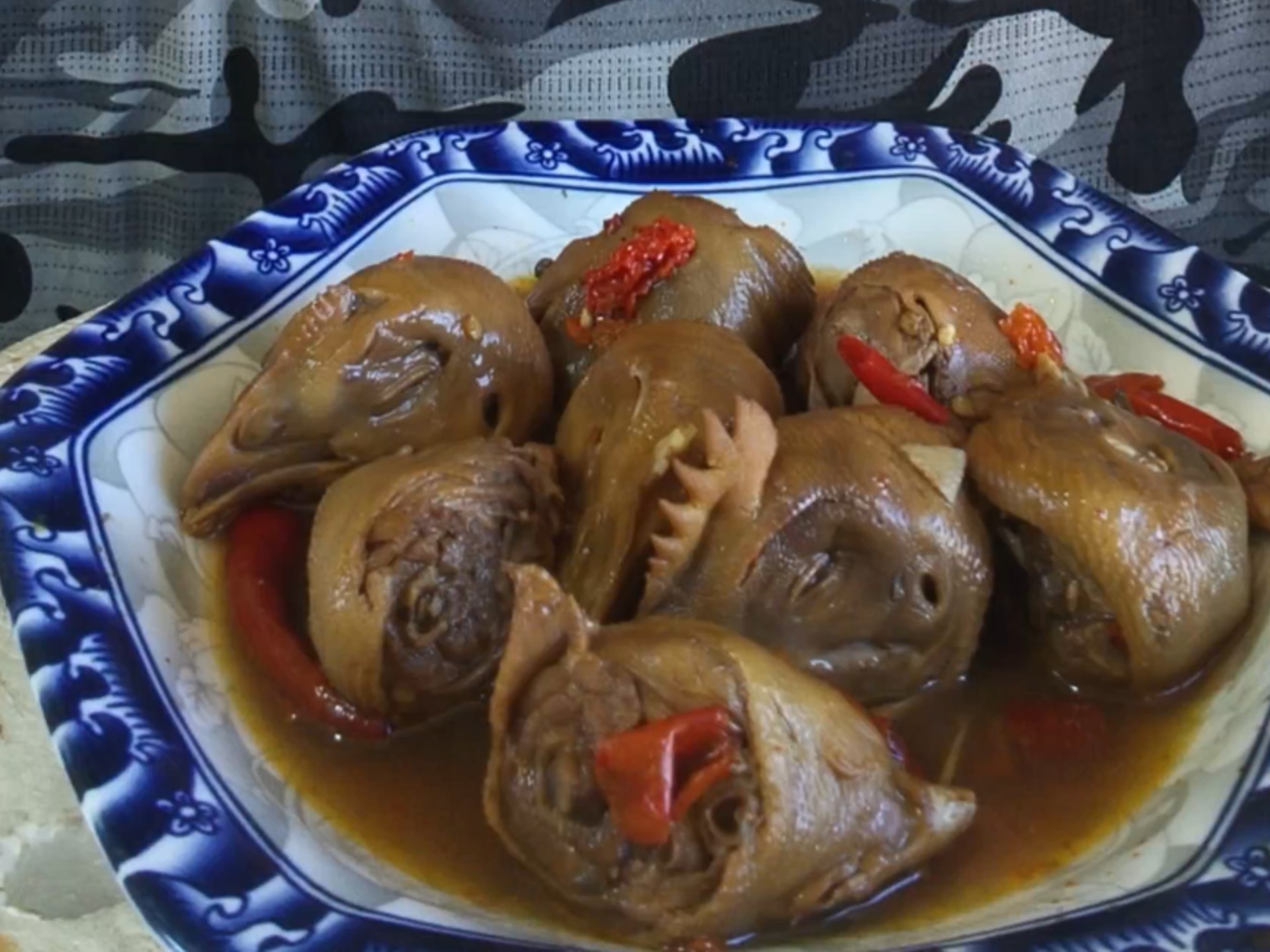 辣椒哥吃鸡头是绝活