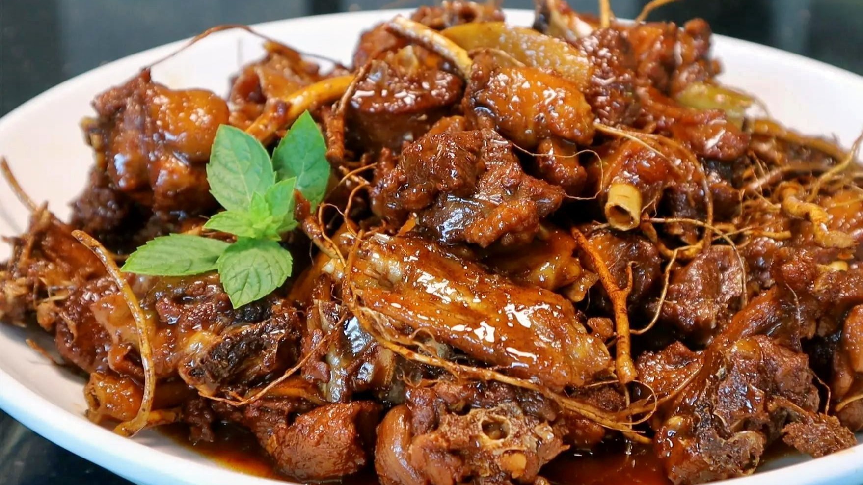 铁锅焖鸭加点树根，一开盖香飘3条街，缺点是太费米饭了，吃撑了