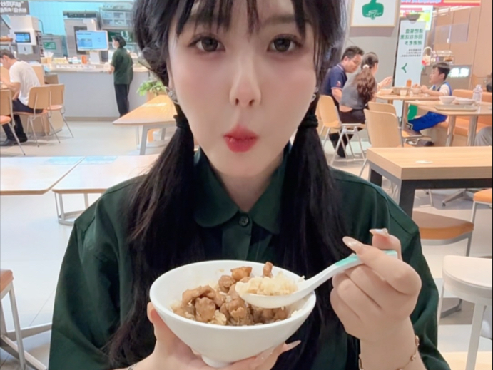 今天吃的是小炒鸡丁 ，你们吃的什么呀