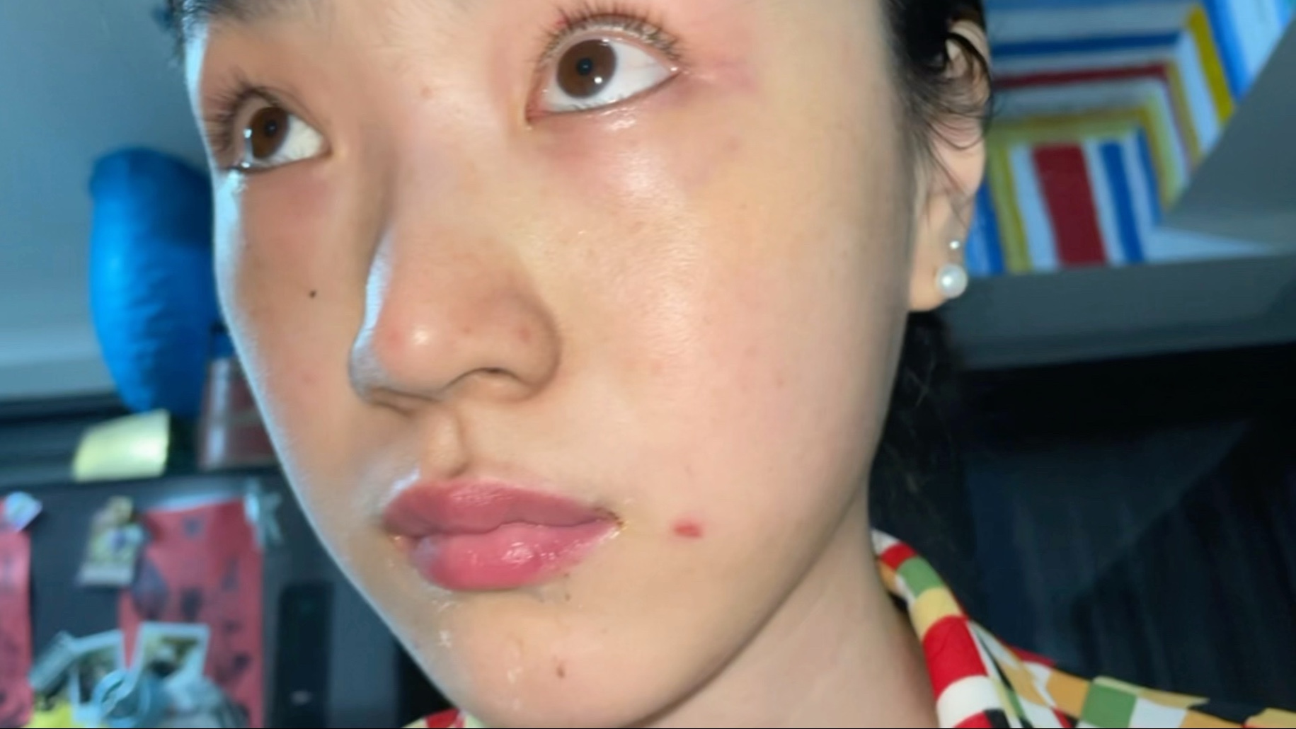 嘴巴周边会因为吃了三个冰皮月亮蛋糕和一碗乒乓球大扁食以及