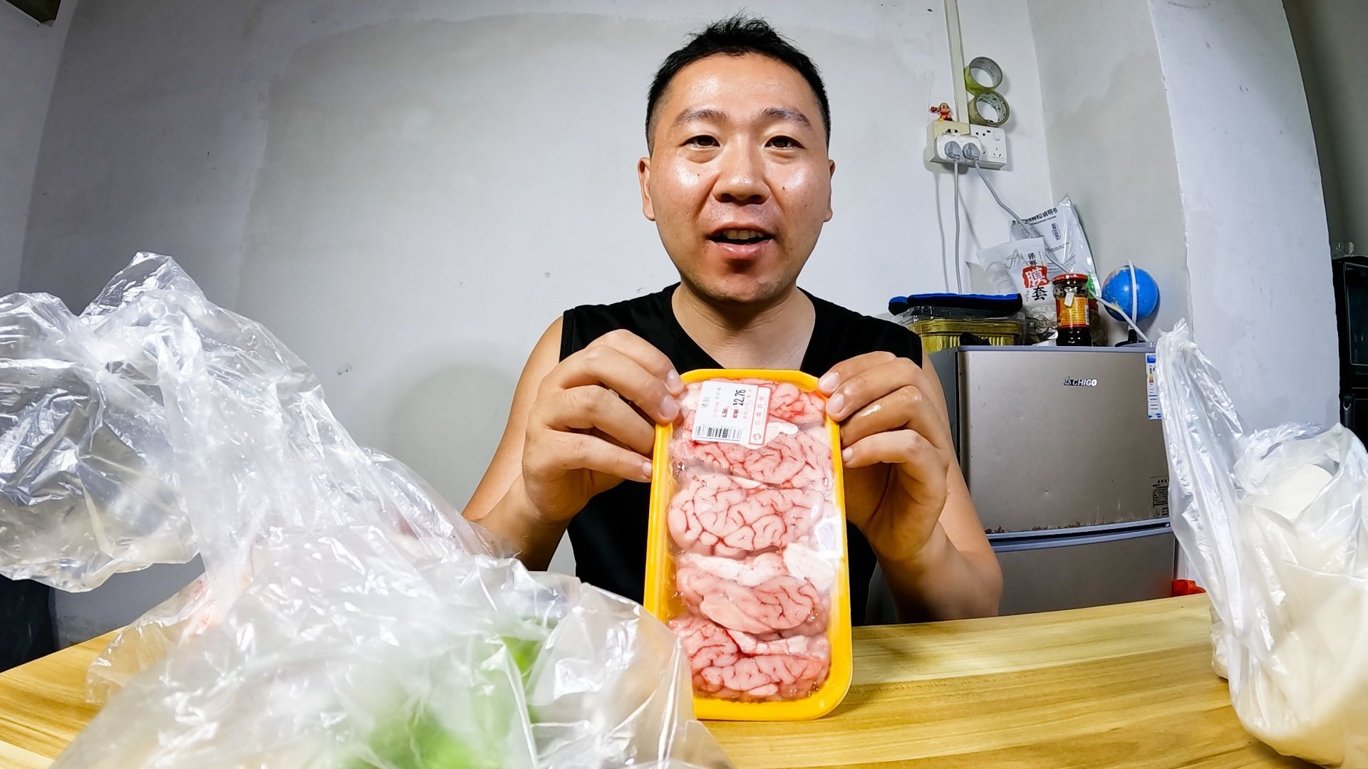 小哥下班做一份麻辣脑花配上辣椒炒鸡，再来三个馒头，吃的饱饱的