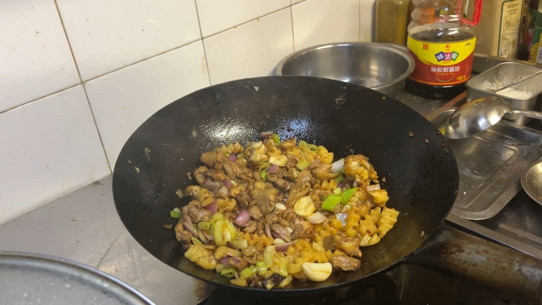 （火小、锅破、油温不高）002，鸡肉炒土豆，芹菜肉丝，韭苔肉丝。鲐鲅