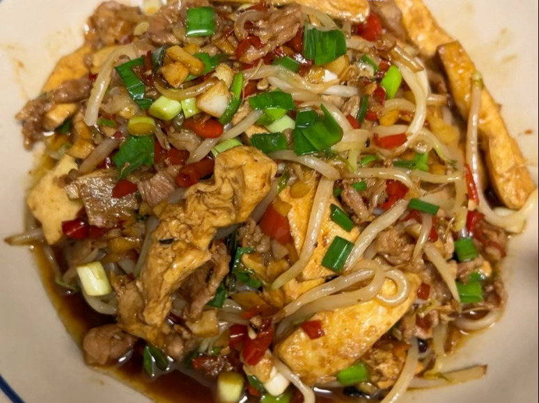 豆腐炒肉放点豆芽简直不要太下饭啦
