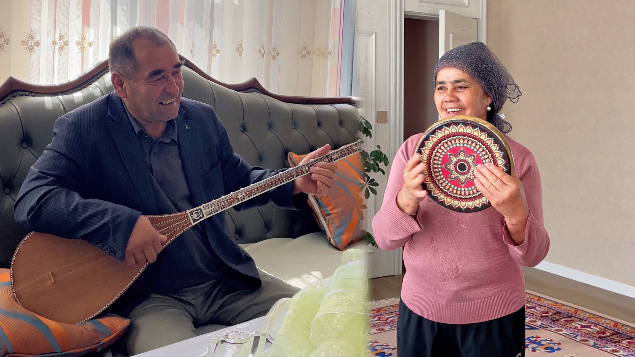 新疆老来伴的日常：肉馕的香气和冬不拉的爱情！