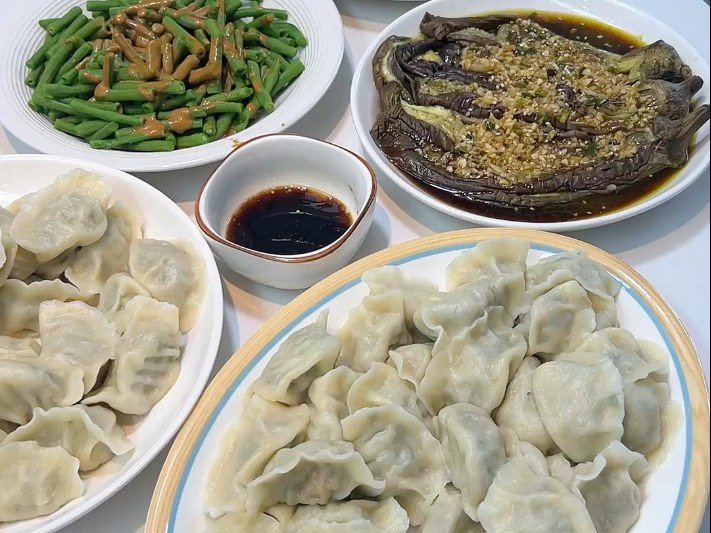 全家都超爱吃我做的饺子，今天做了两个馅一荤一素，都超级喜欢