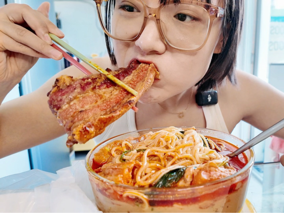 麻辣烫刚好解了脆皮五花肉的腻，再来口玉米面饼，吃完就晕碳午睡