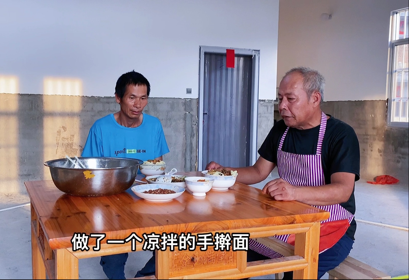 大爷嘴馋东北的手擀炸酱面了，整上一大盘，一口接一口，比吃肉还要