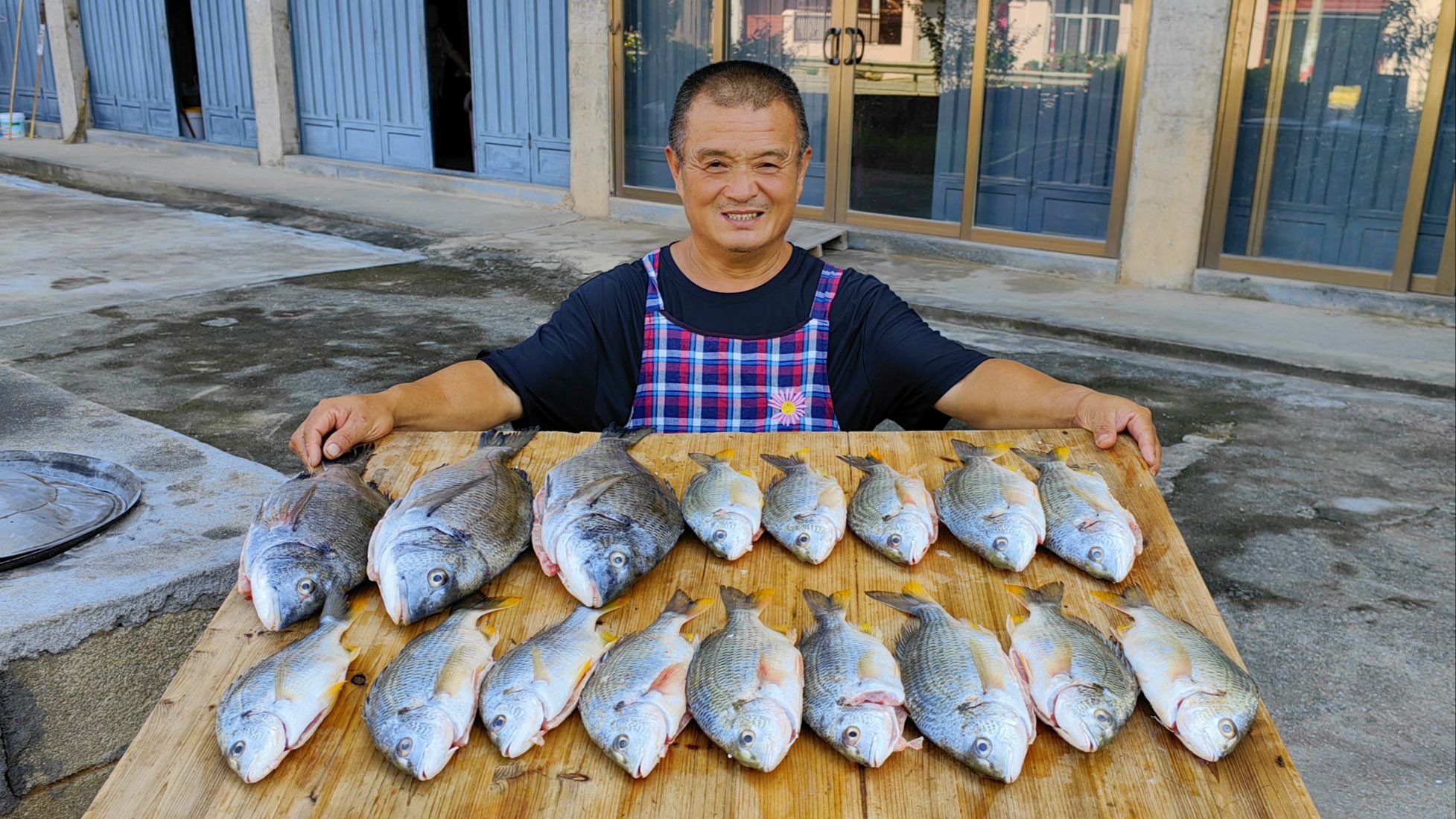 大儿子寄来价值2000多的好鱼，阿胖山做全鱼宴，12人围坐一桌吃开
