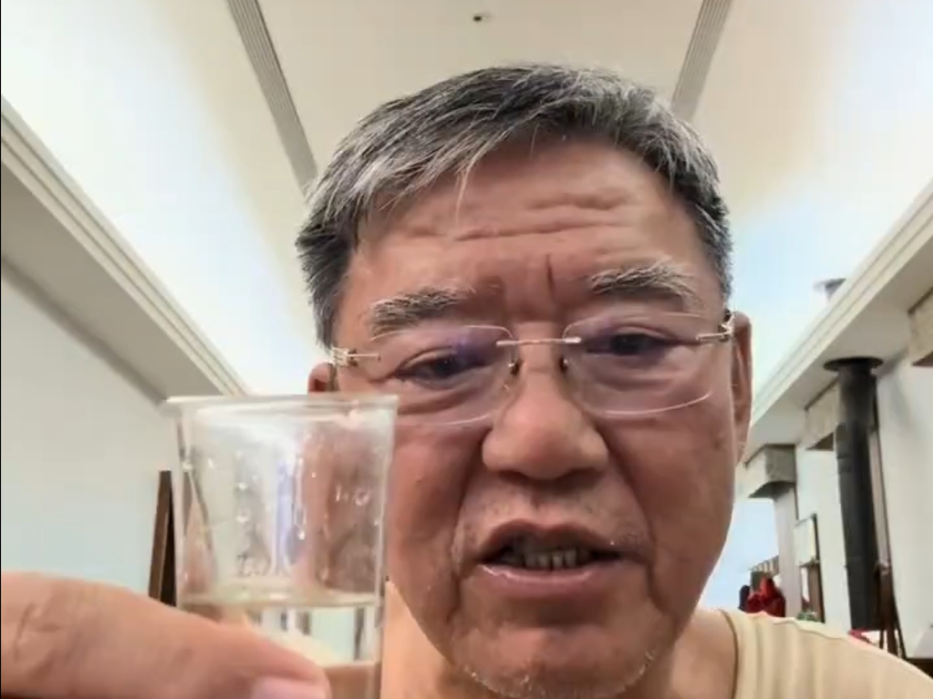 李立群：自己包饺子，喝点