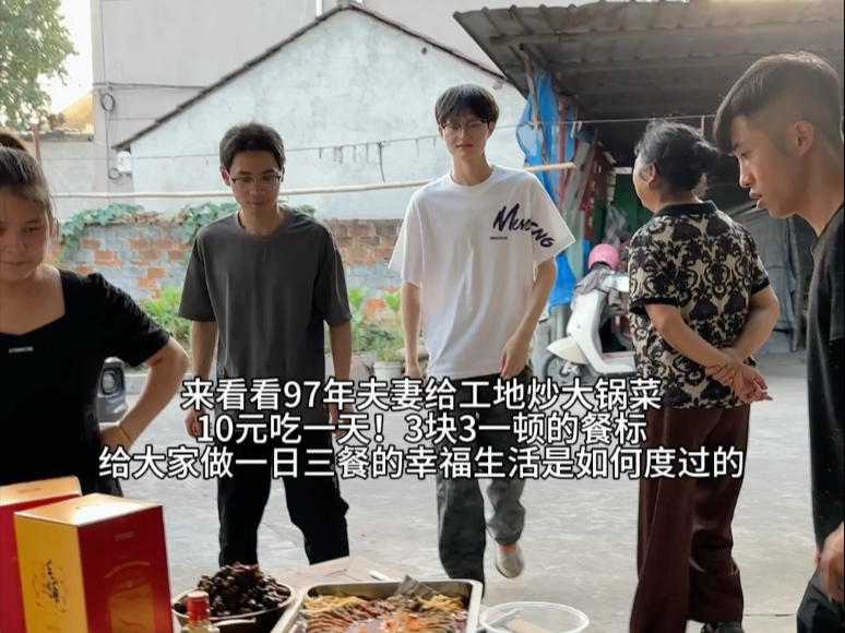 夏天到了，天气越来越热，今天给工友们煮了冰凉粉吃，一大桶都吃光