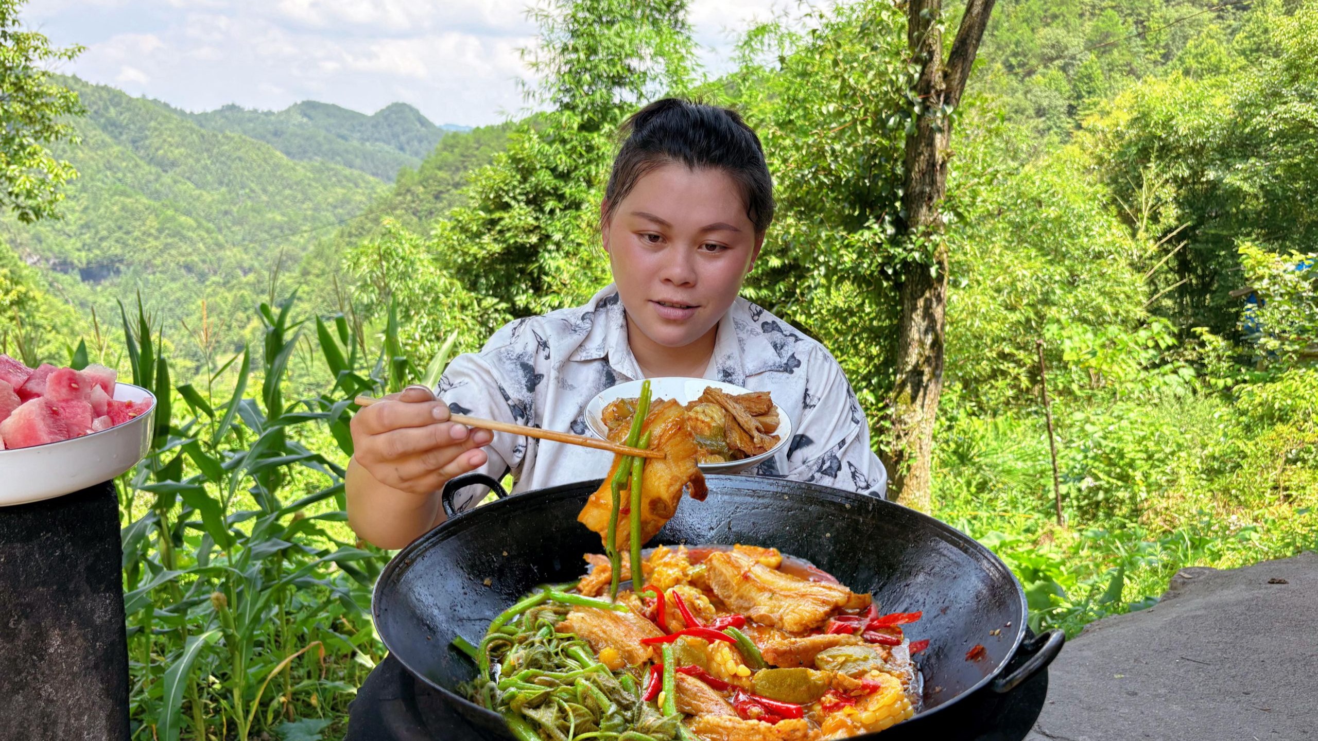 今天摘些嫩南瓜和玉米，配着五花肉做一餐好吃的