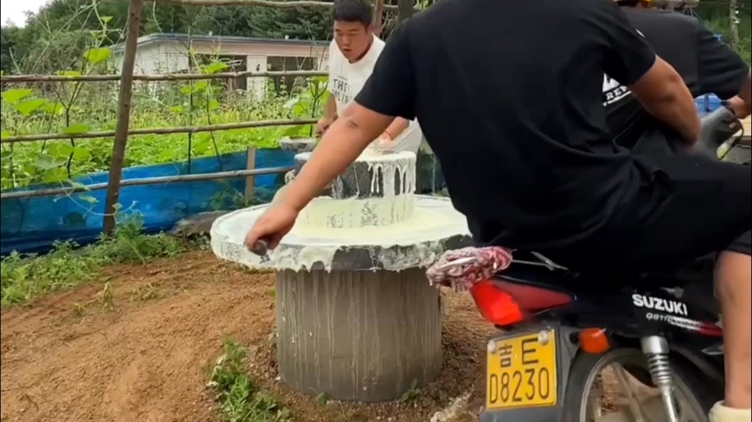 秦始皇磨豆腐，前无古人后无来者的磨豆腐方式。