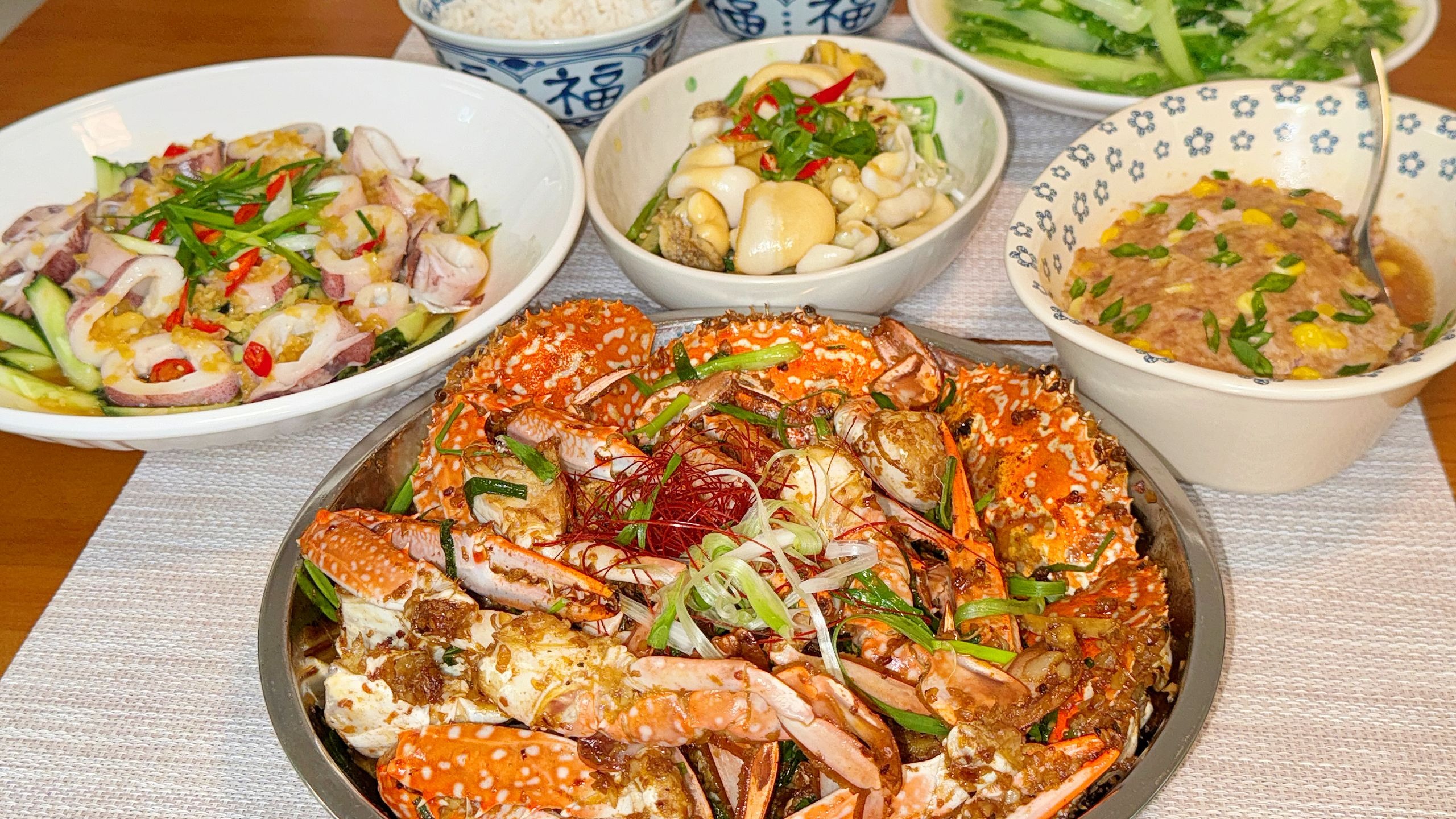 湛江人民6菜1汤的晚餐|姜葱炒梭子蟹 芥末捞汁鱿鱼 鲍鱼蒸肉