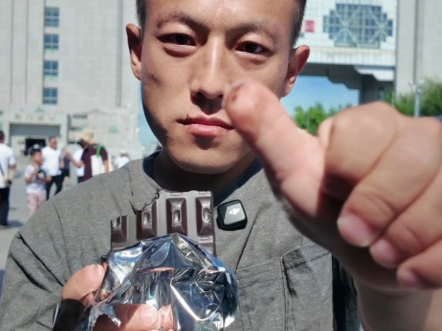 生于祖国盛世，何惧山海迢迢。