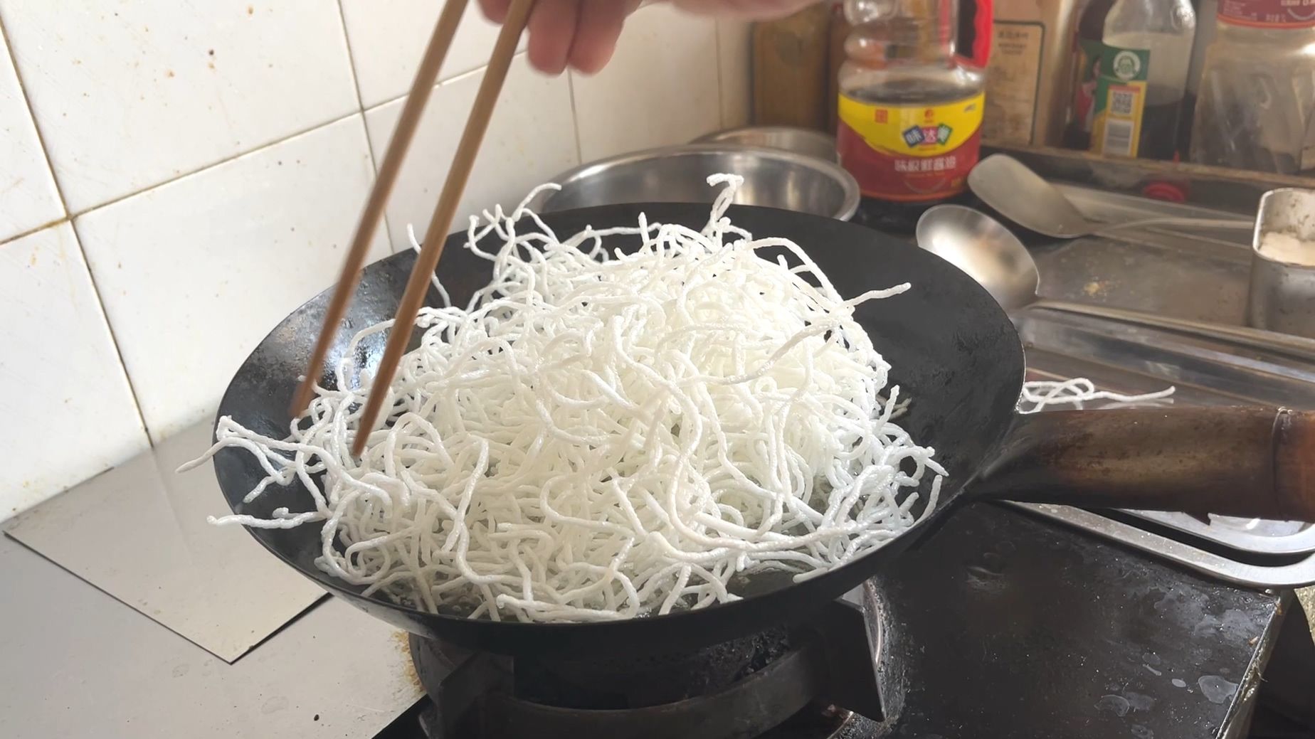 （今天的饭）071，一箱米粉快吃完了，再换点花样。