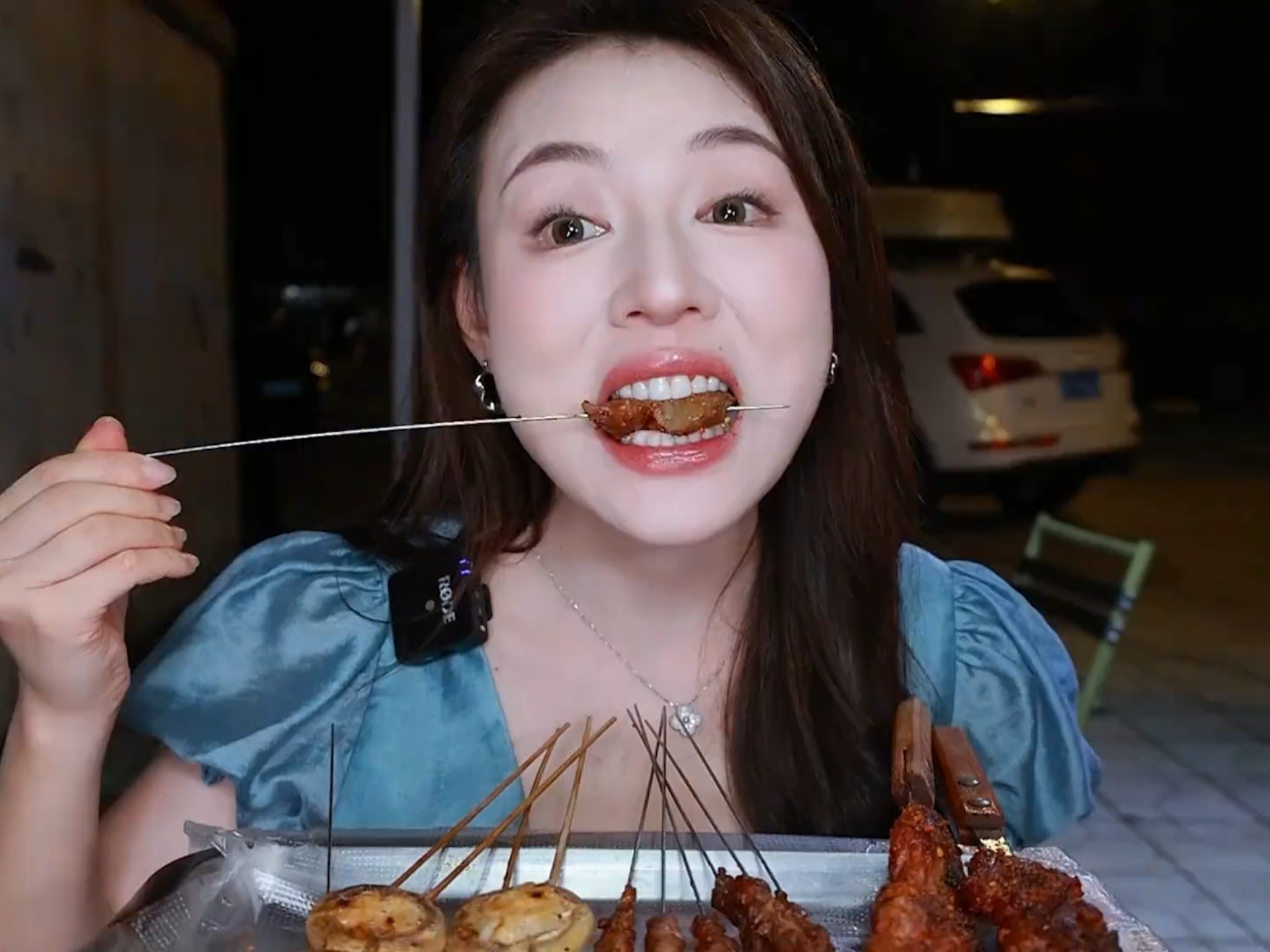 成都街头东北炭火烧烤全肉宴，大夏天还是要整点路边摊才对“胃