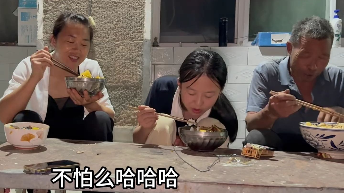 村里献牲求雨分的一块猪肉，两媳妇下厨，熬猪肉大烩菜，配菜很丰富