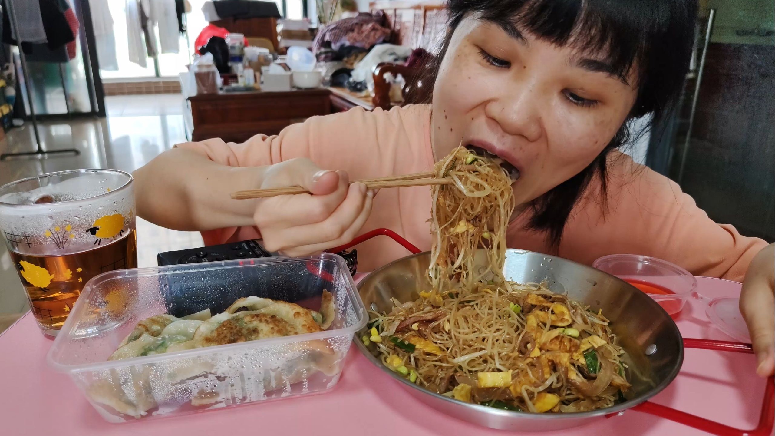 今天吃叉烧炒新兴米粉和煎韭菜饺子吧