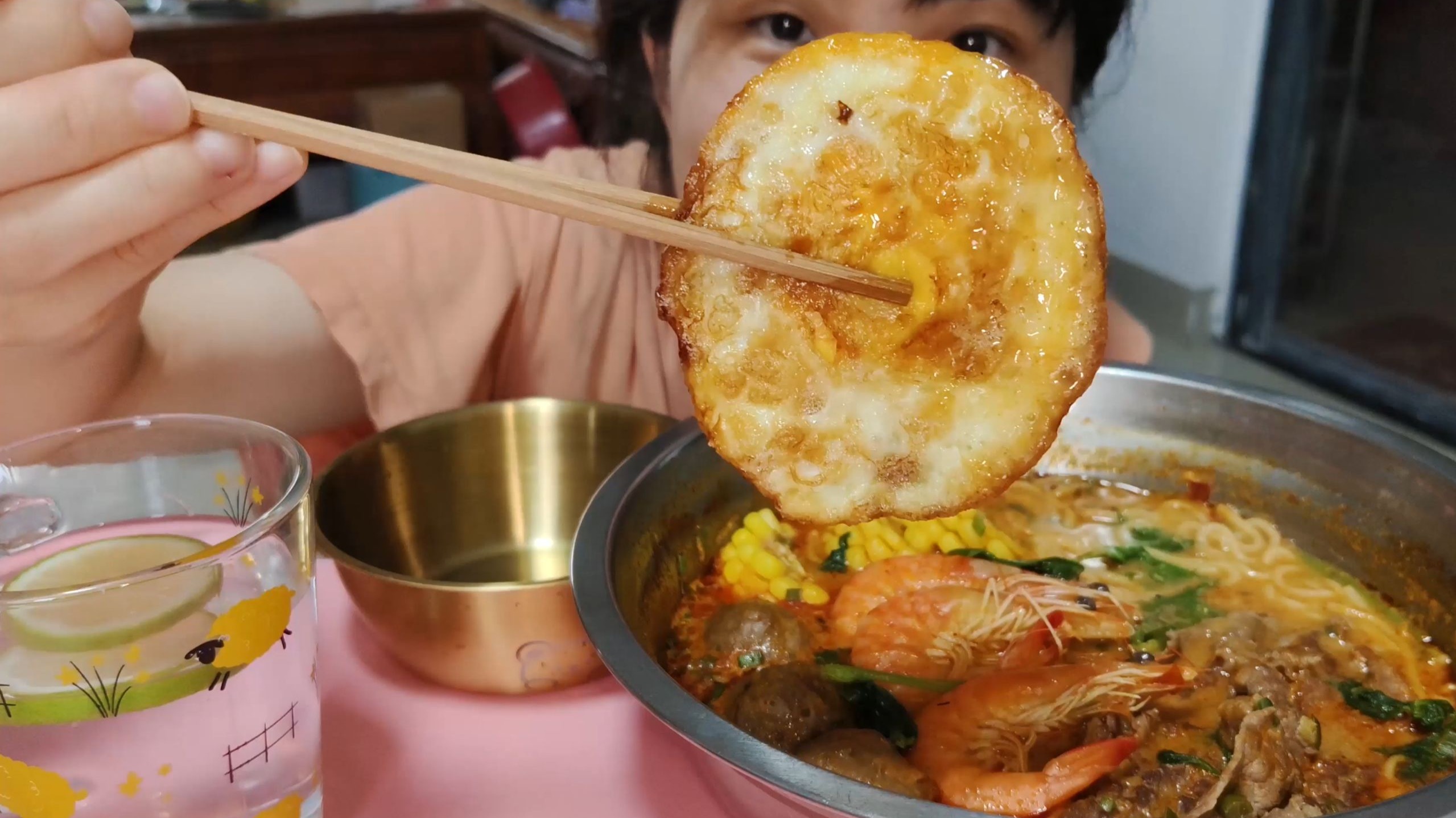 今天吃煎蛋牛肉牛丸玉米鲜虾麻辣汤面吧