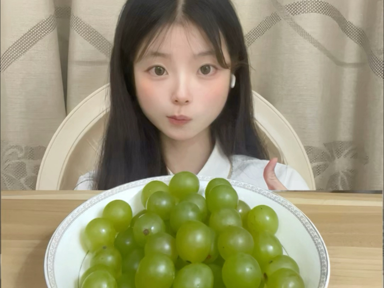 asmr助眠咀嚼音学习白噪音-沉浸式吃阳光玫瑰