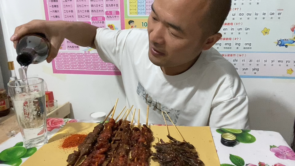 下班了，买点烤串，回家喝酒