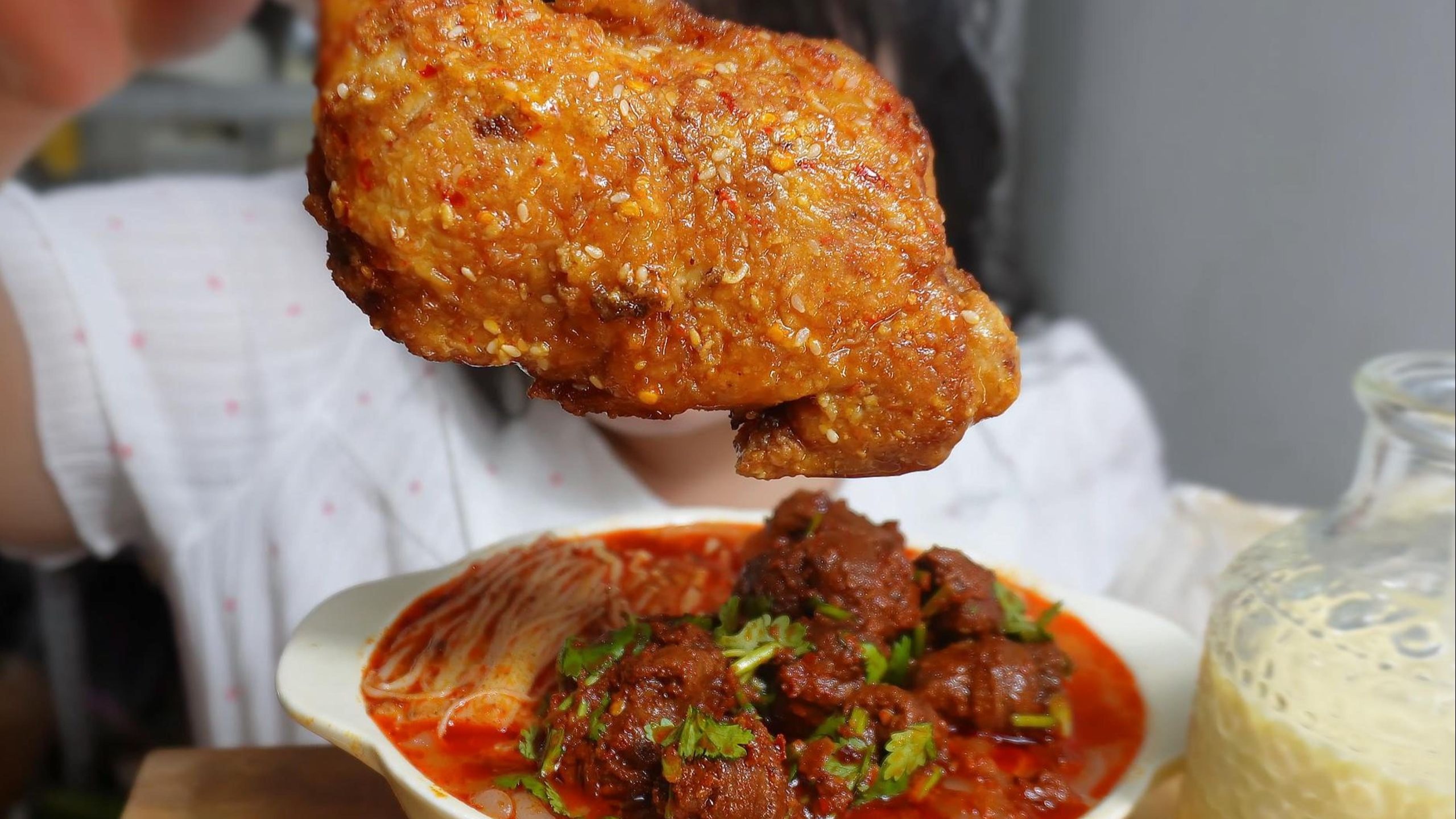 不到200斤胖妹妹自己在出租房做了晚饭，一碗猪肠粉 烧烤手枪腿