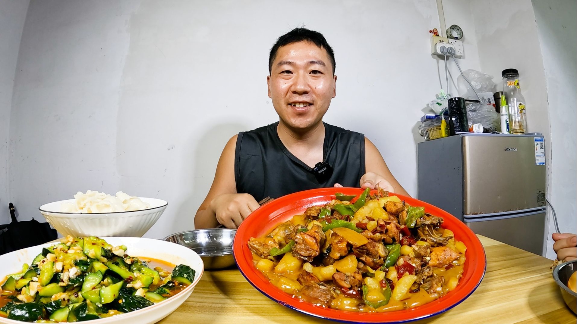 小哥有点累了下午休息，中午吃大盘鸡拌面，香