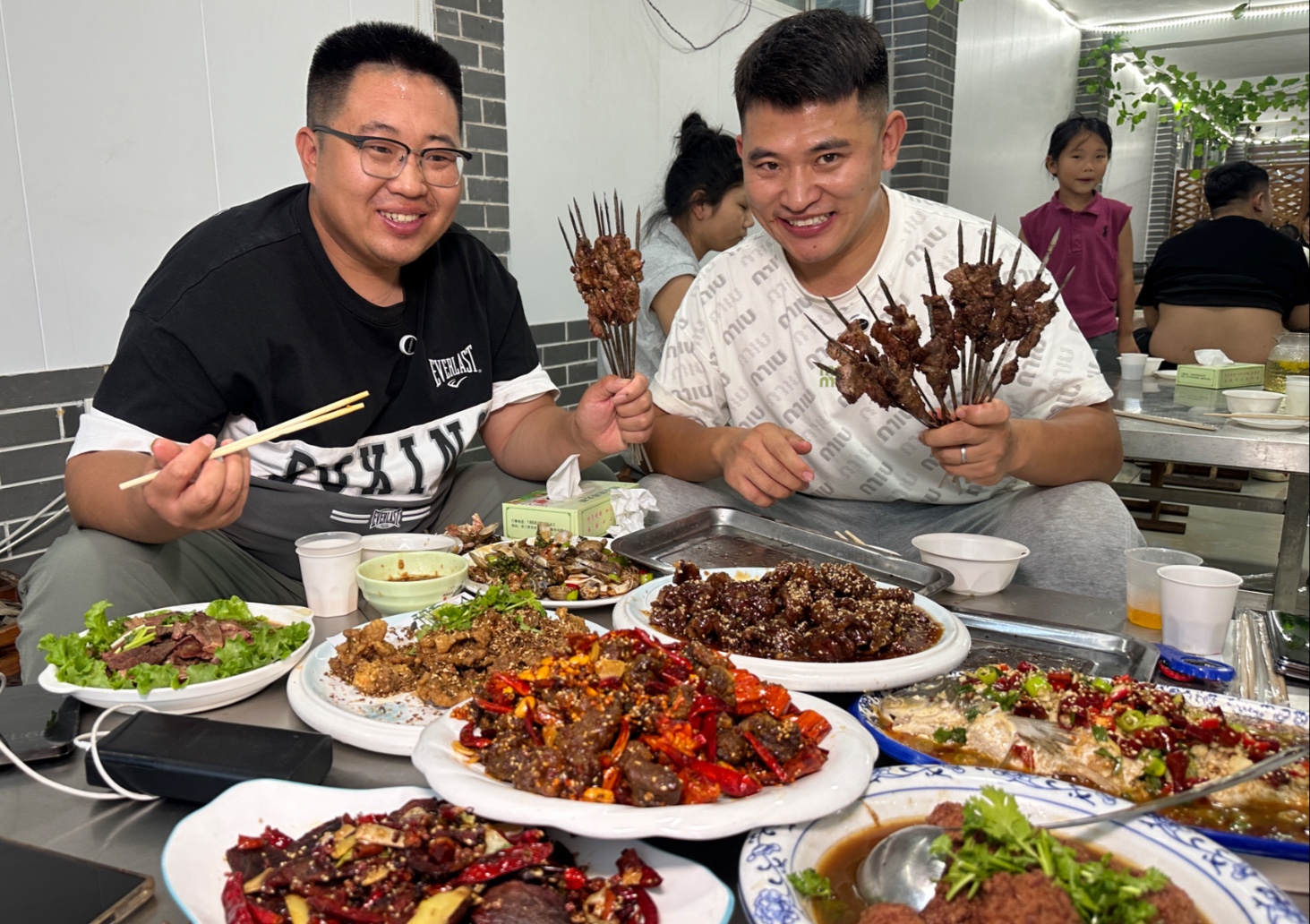 200块钱饭店开盲盒，老板直接堆满桌！