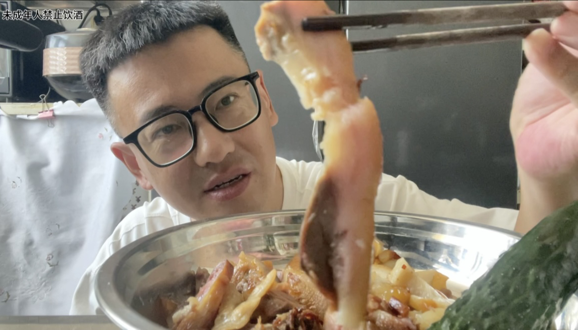 40岁男人下班，买斤猪头肉，回家一个人喝一杯真是舒坦