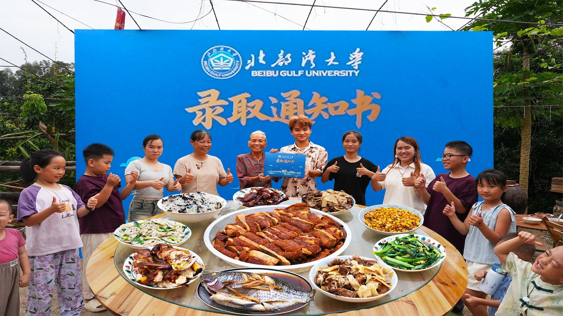 高考结束，孙子考了国内本科，阿婆给他做一顿丰盛大餐庆祝