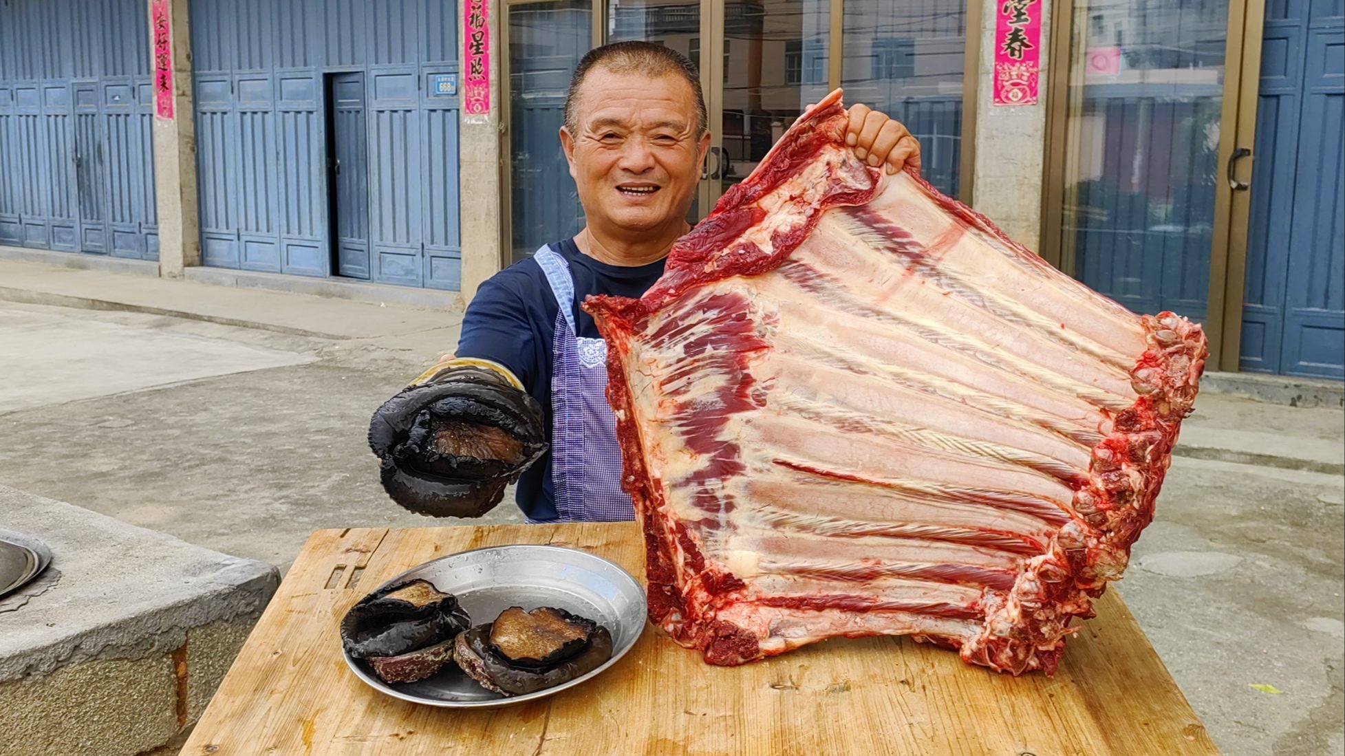 2100买3个澳鲍半扇牛排，铁锅焖4个小时，大口吃肉喝酒真痛快