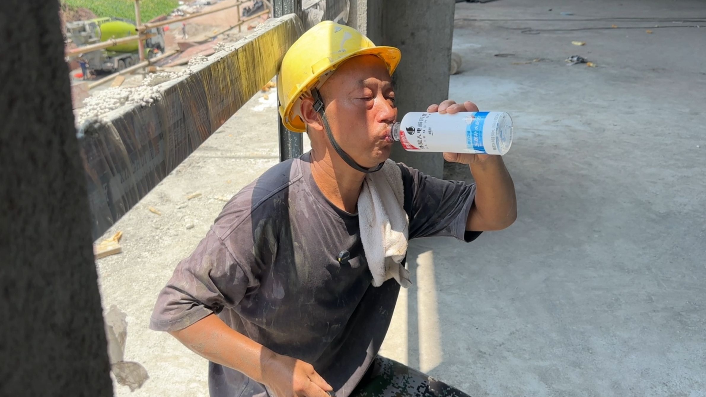 手机上高温40度，带10个葱饼工地吃，吃饱了满足