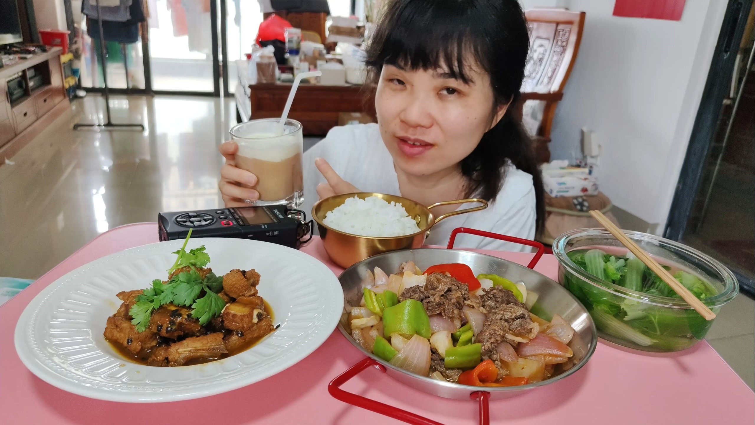 蛋糕煮饭系列：今天吃百香果排骨洋葱炒牛肉水煮杭白菜和冰淇淋