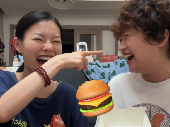 今天吃点稀奇古怪的汉堡！蓝纹奶酪汉堡…莲藕刀鱼汉堡…