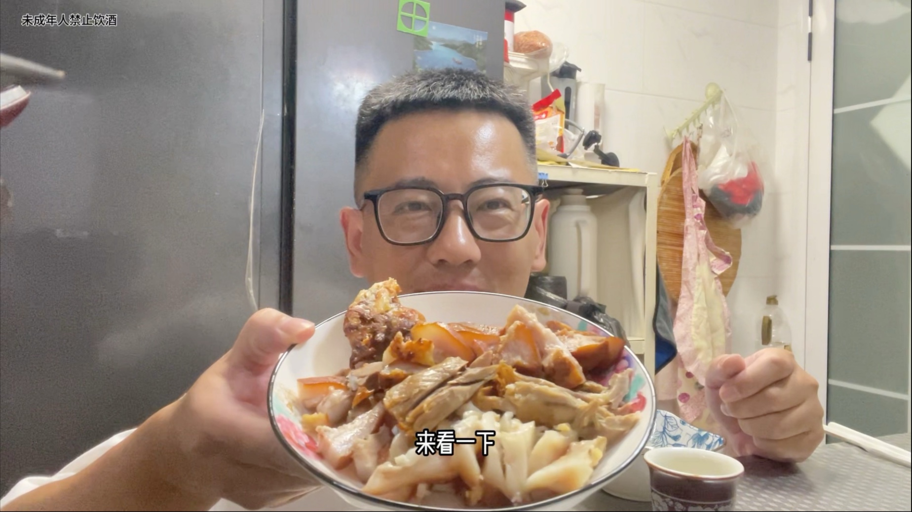 40岁打工人的快乐，买18块钱的猪头肉，再来瓶高度酒，真舒坦