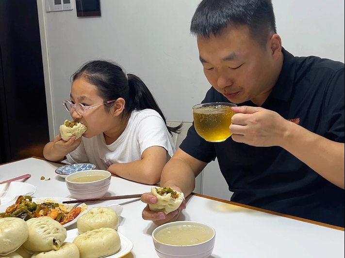 打工人每次回来必吃的饭～家常包子，虽然外面卖的挺多的，但都不是