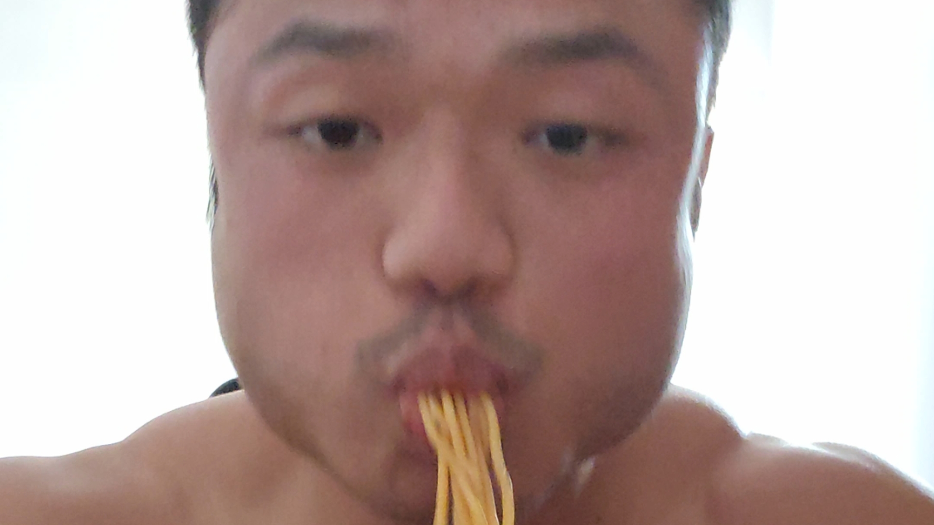 今天是凉面嘿嘿嘿还有黄山烧饼很欢迎大家来吃黄山烧饼呀