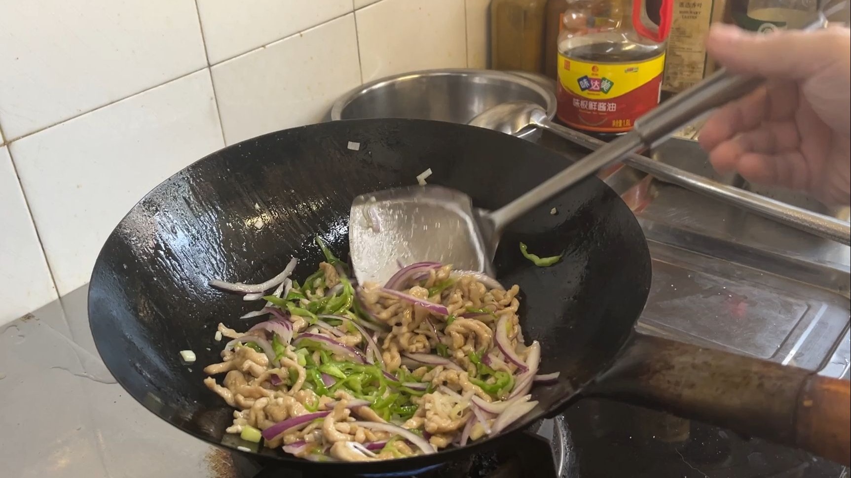 （小火、中低油温炒菜）001，肉丝炒蔬菜丝。想用铁锅、不喜欢油烟