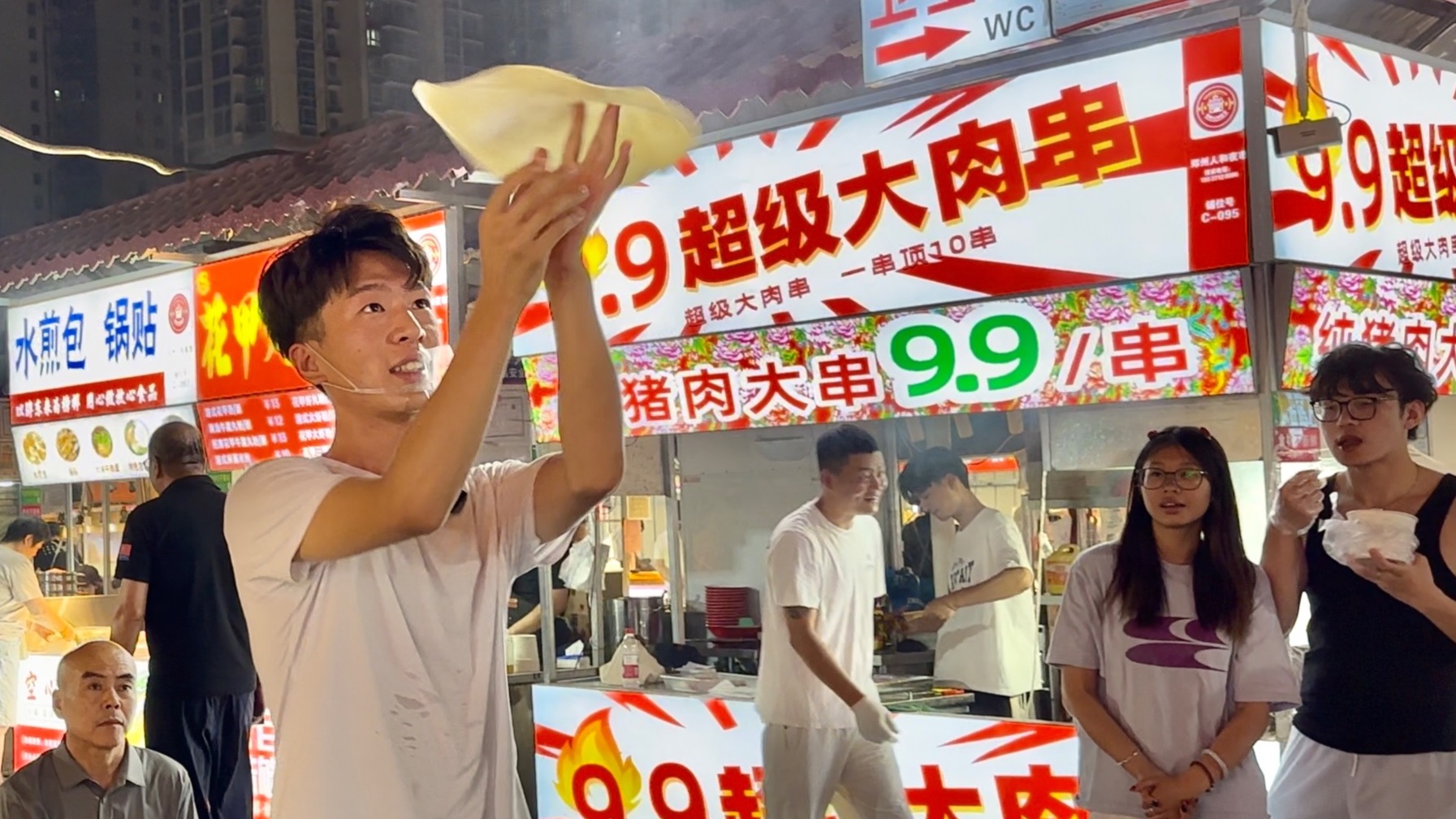 河南火爆夜市，令人尖叫的杂耍煎饼，手工制作酸辣粉非常受欢迎，巨