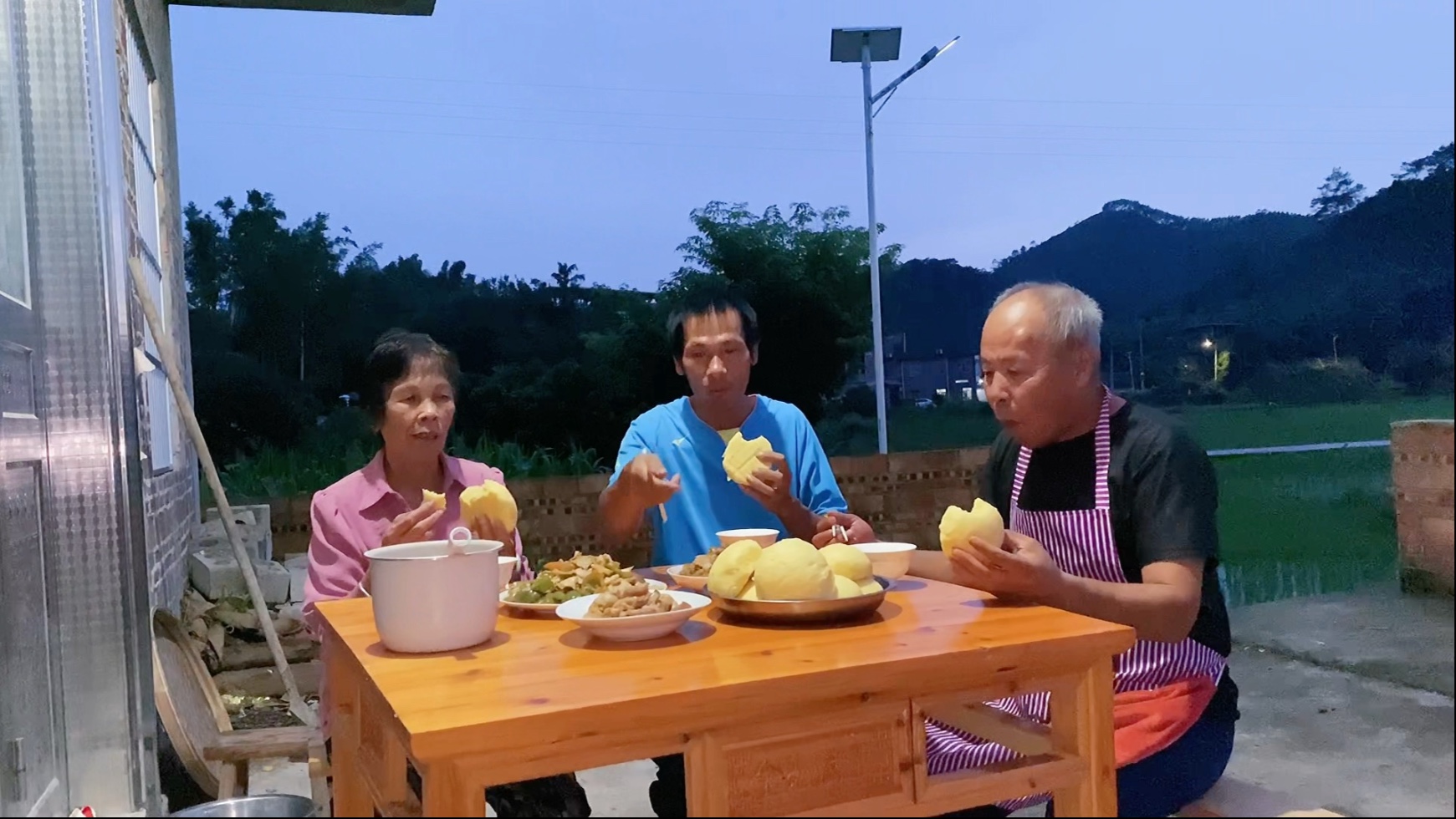 小5妈妈下班回家，小5和大叔已经把饭菜做好了，看看每天都吃的啥