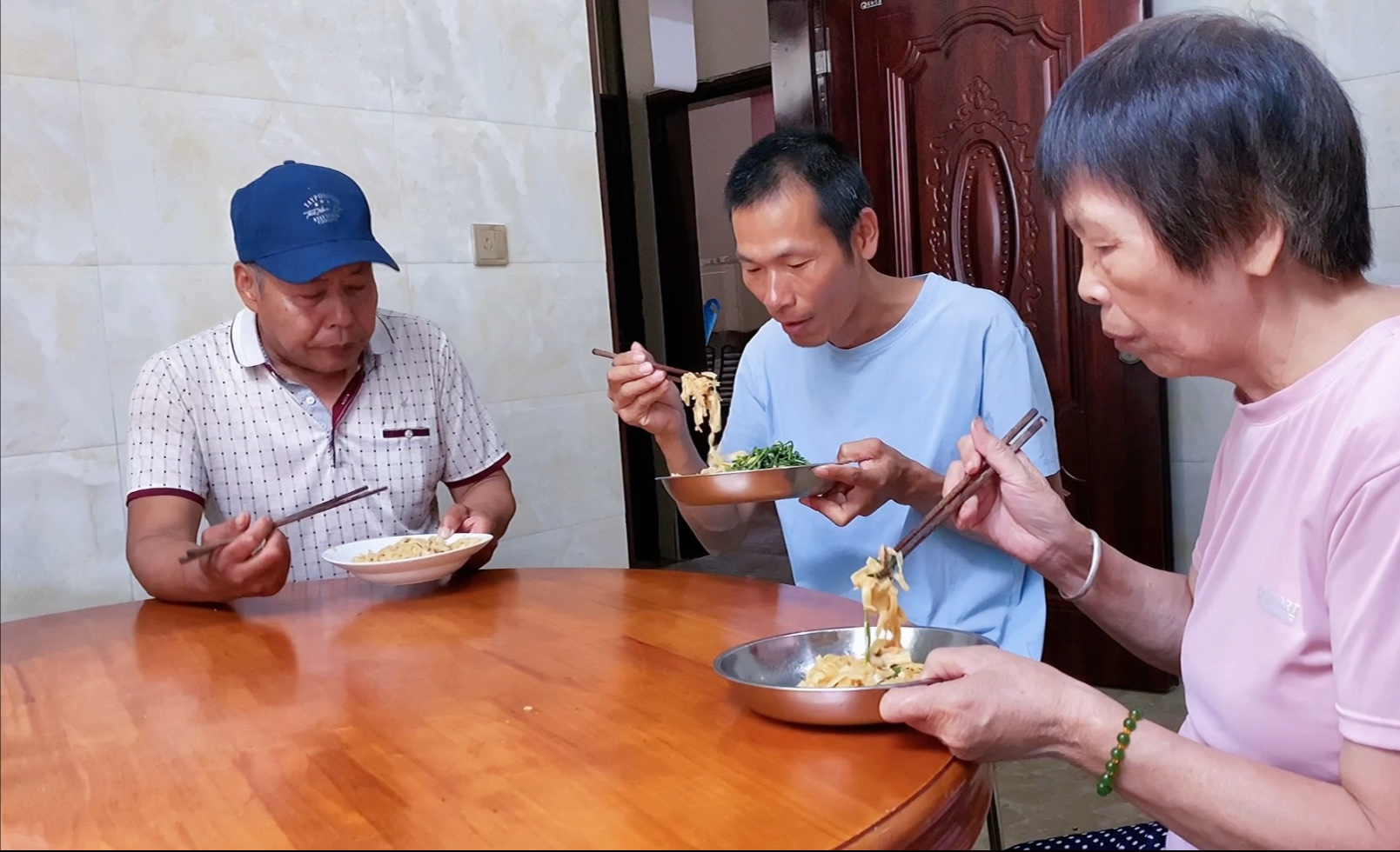 大爷来广西做客，看看小5一家人早饭都吃的啥？大爷能吃习惯吗