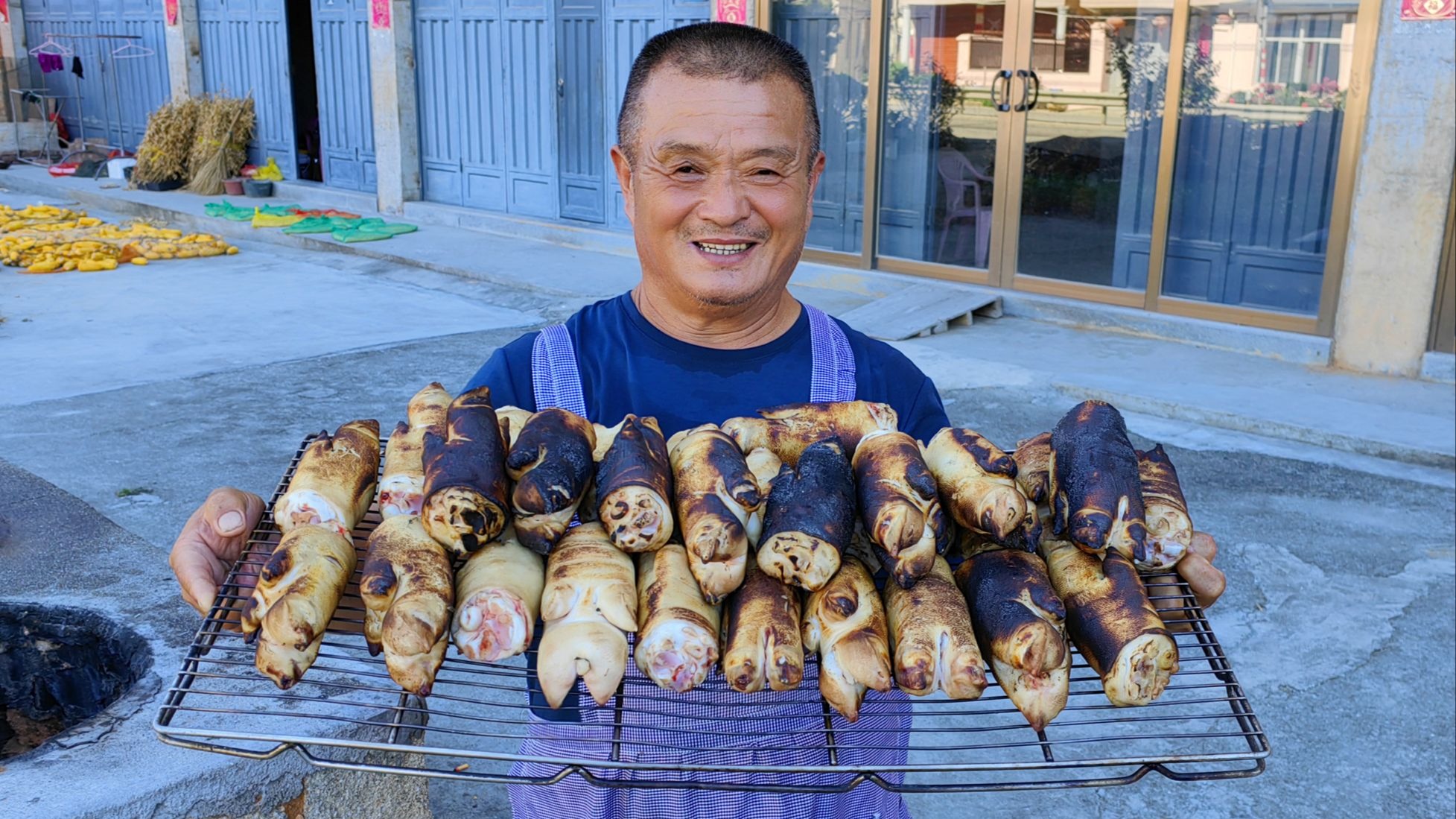 500买30个猪蹄，阿胖山做烤猪蹄，一人一个抱着啃